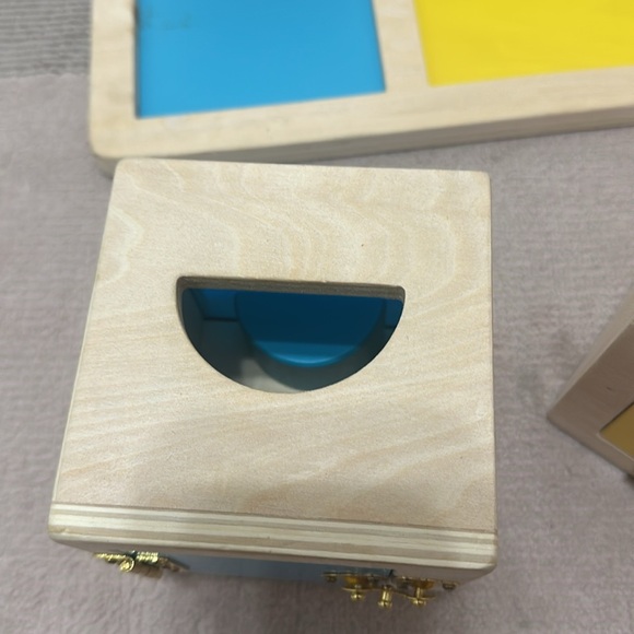 Guidecraft peekaboo lock boxes with storage tray - Picture 9 of 10